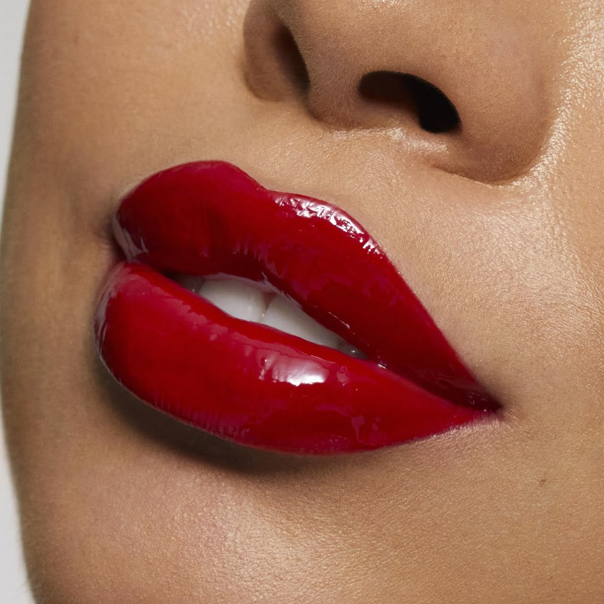 Luscious Red Lip Gloss Con Color